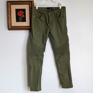 Detailed green jeans